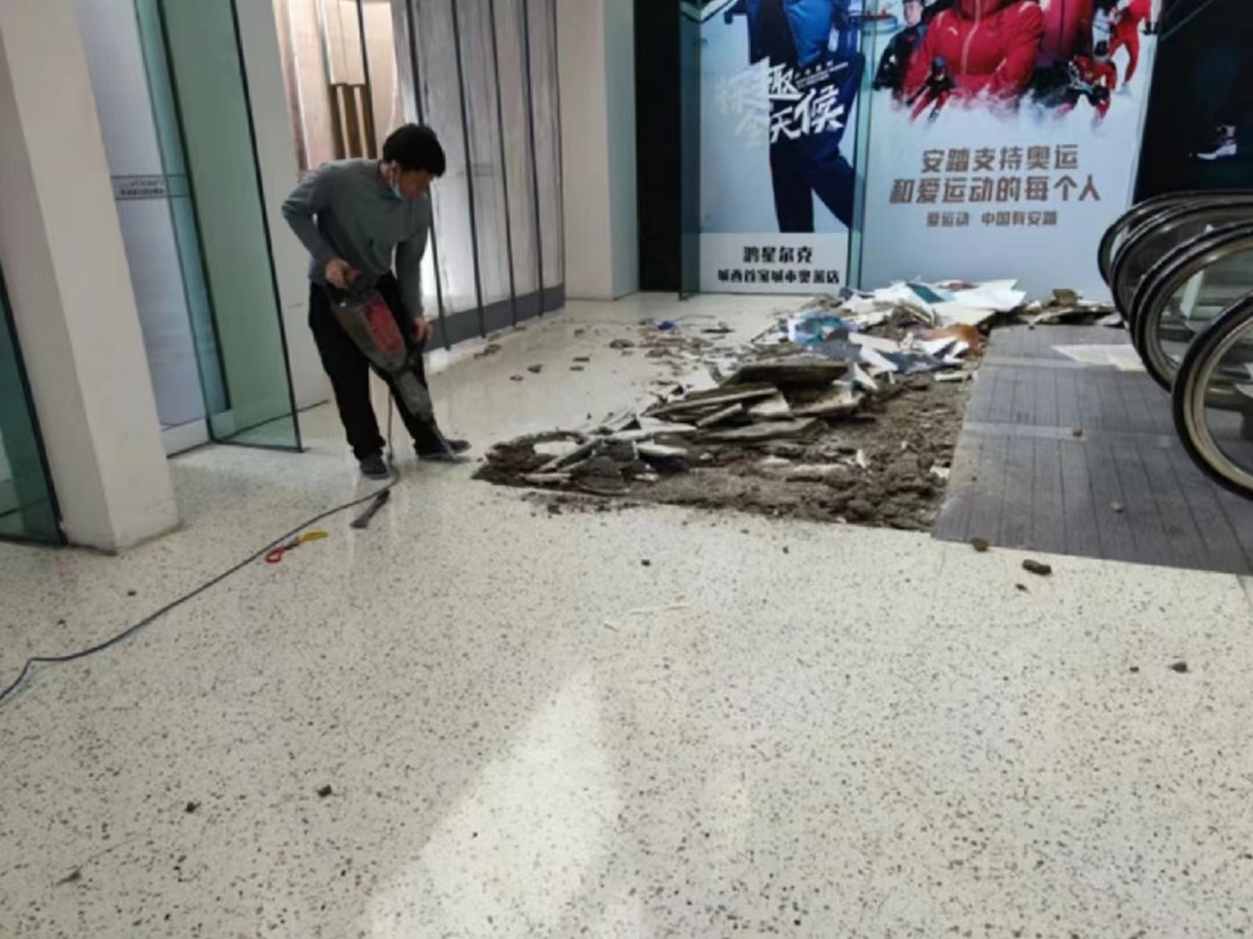 成都新城市廣場(chǎng)店鋪拆除|商場(chǎng)拆除多少錢一平？成都拆除團(tuán)隊(duì)